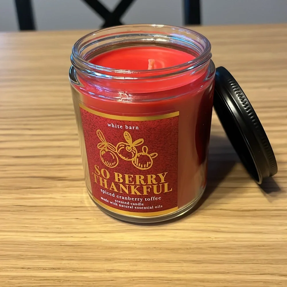 Bath & Body Works Single Wick Candle. So Berry Thankful.